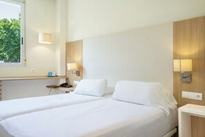 Minibar, desk, laptop workspace, blackout drapes - Checkin Valencia Ciscar (Picanya)