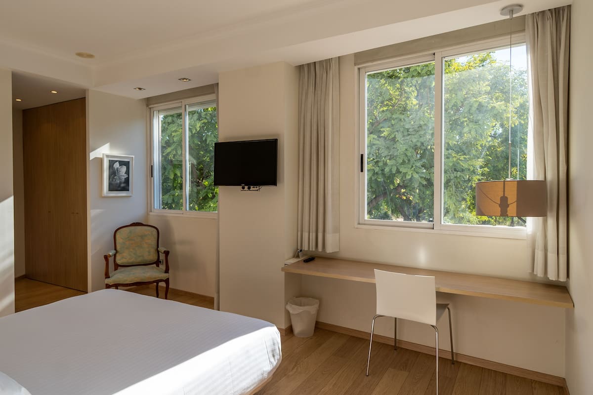 Superior tweepersoonskamer | 1 slaapkamer, een minibar, een bureau, een laptopwerkplek