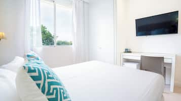 Minibar, escritorio, espacio para trabajar con un portátil