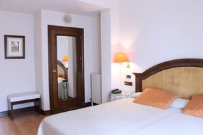 Minibar, két bảo mật tại phòng, bàn 