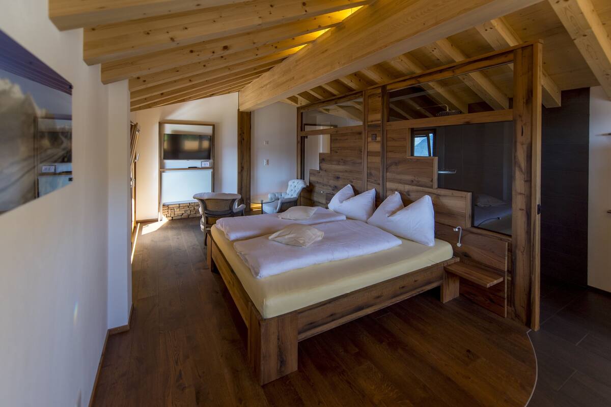 suite, balcony, mountain view (slalom suite) | premium bedding, in-room safe, desk, free cots/infant beds