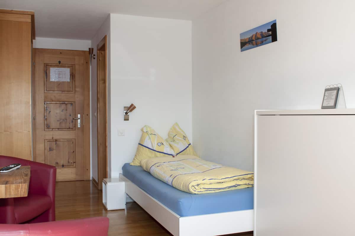 Eenpersoonskamer, balkon, uitzicht op bergen | Luxe beddengoed, een kluis op de kamer, een bureau, gratis babybedden