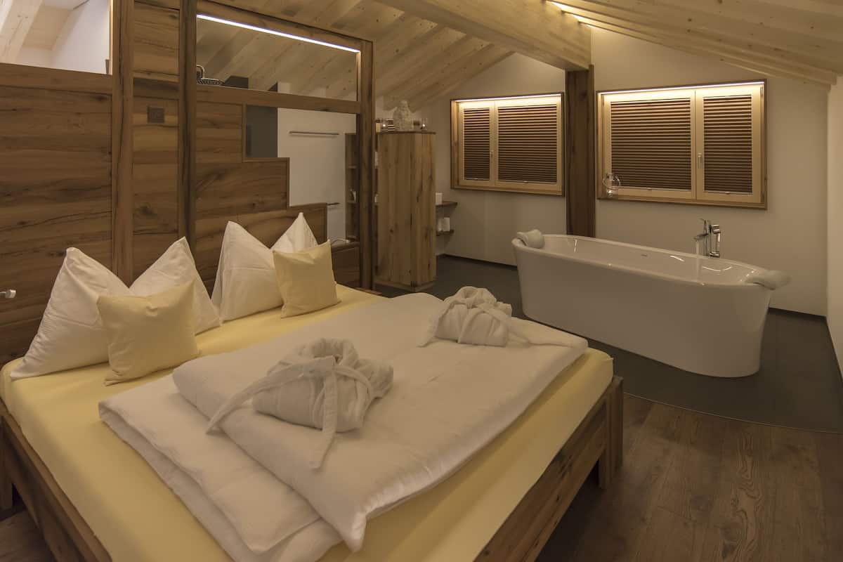 Suite, balkon, uitzicht op bergen (Slalom Suite) | Luxe beddengoed, een kluis op de kamer, een bureau, gratis babybedden