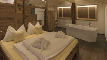 Suite, balcón, vista a la montaña (Slalom Suite) | Ropa de cama de alta calidad y caja de seguridad en la habitación