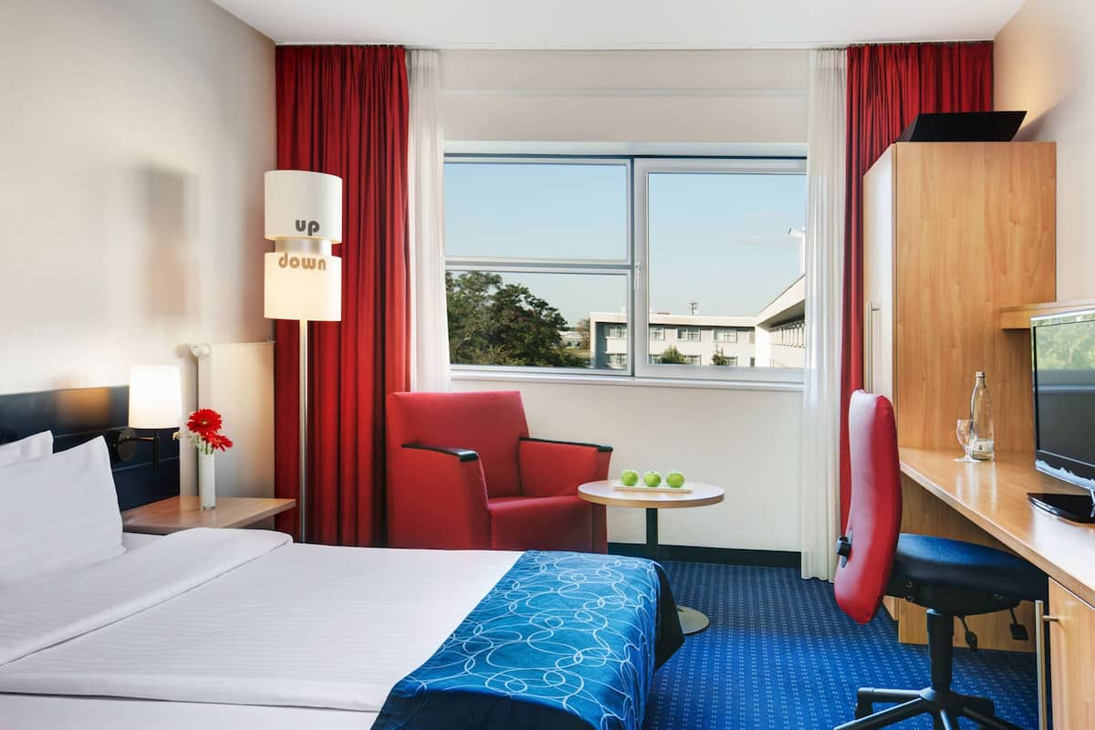 Business-Zimmer, 1 Queen-Bett | Allergikerbettwaren, Minibar, Zimmersafe, Schreibtisch