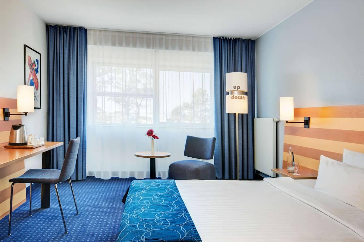 Hypo-allergenic bedding, minibar, in-room safe, desk