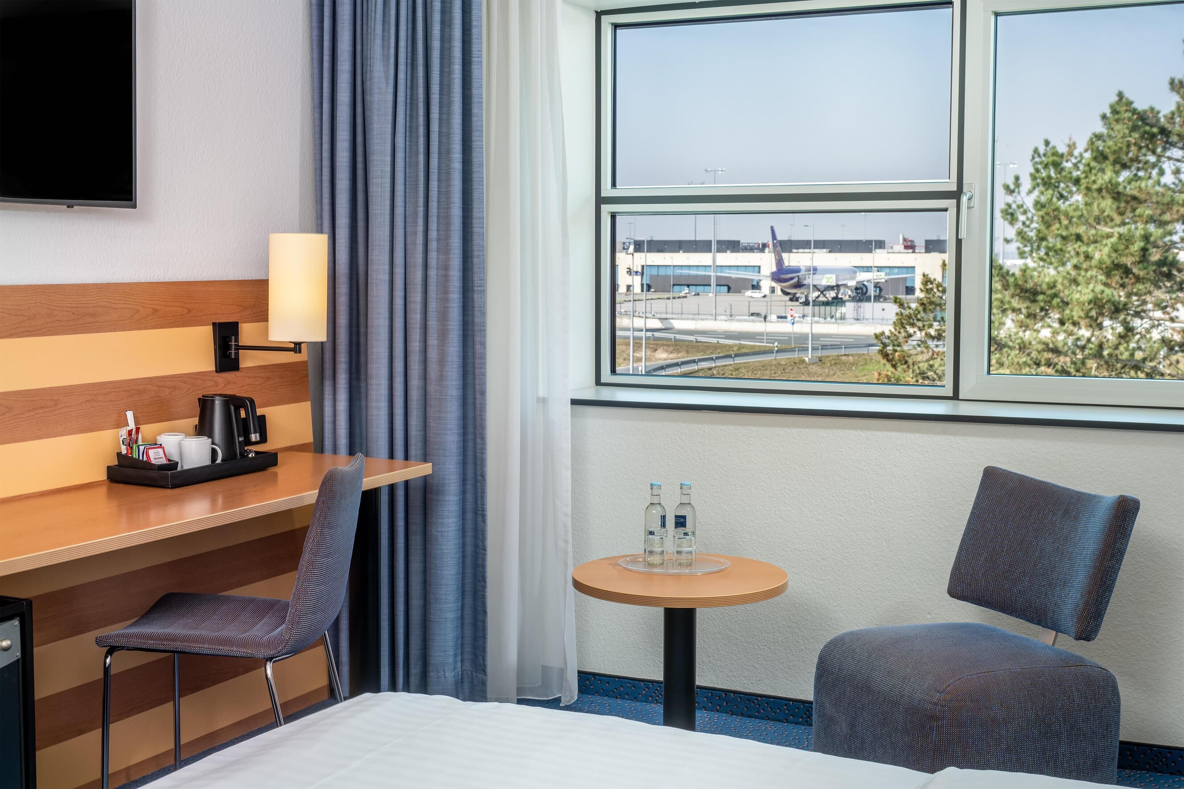 Hypo-allergenic bedding, minibar, in-room safe, desk