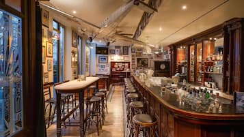 Serveert diner en happy hour