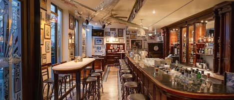 Serves dinner and happy hour