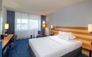 Hypo-allergenic bedding, minibar, in-room safe, desk