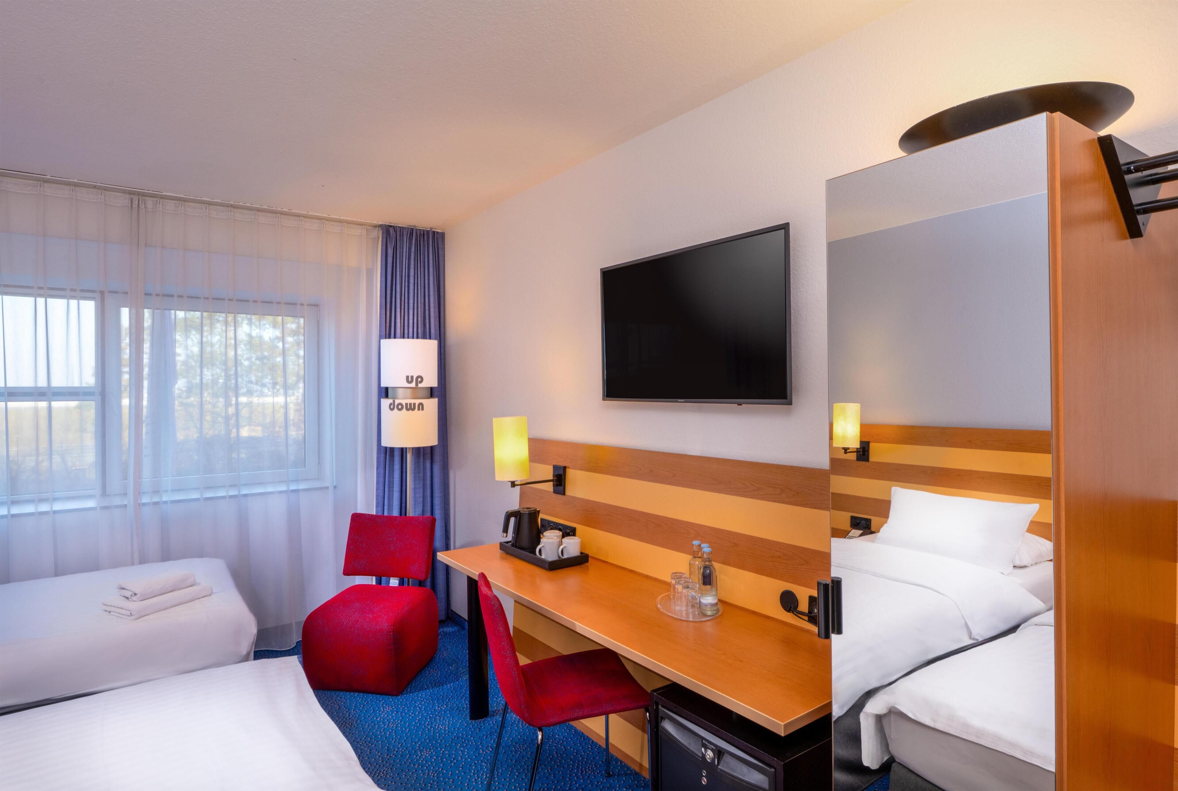 Allergikerbettwaren, Minibar, Zimmersafe, Schreibtisch