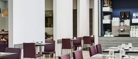 Café da manhã com buffet todos os dias (EUR 23 por pessoa)