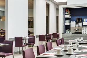 Petit déjeuner buffet (23 EUR par personne)