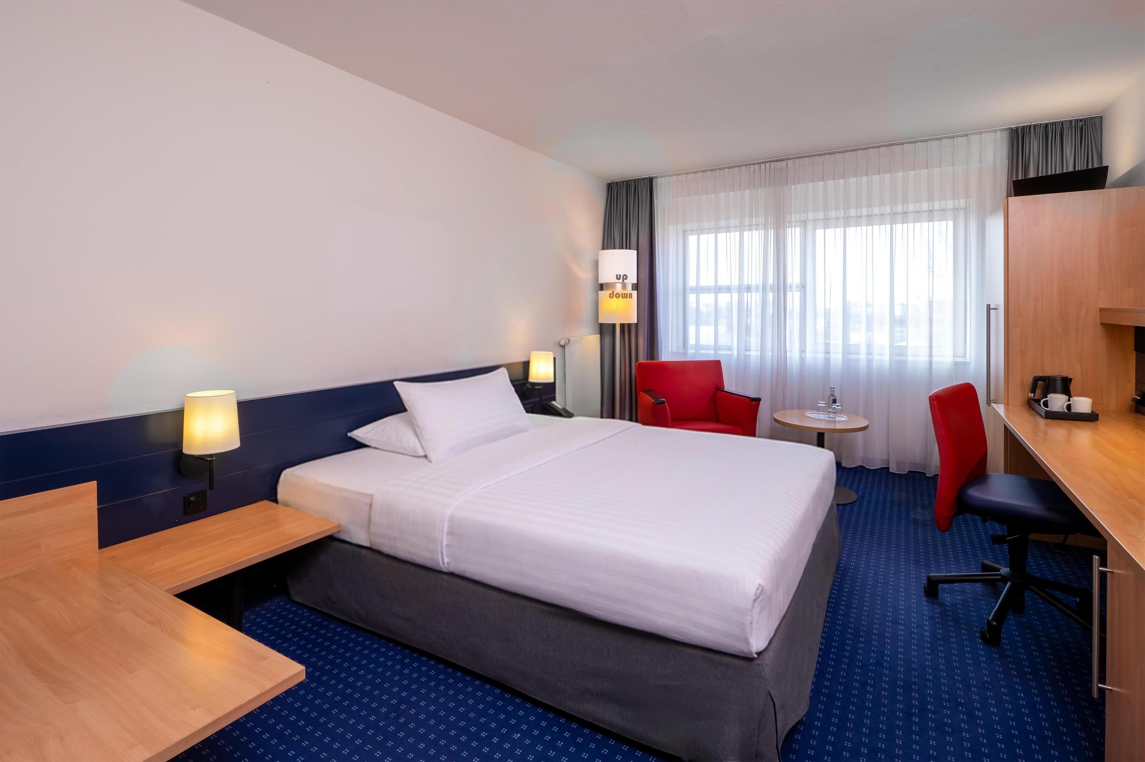 Habitación empresarial, 1 cama Queen size | Ropa de cama hipoalergénica y minibar 