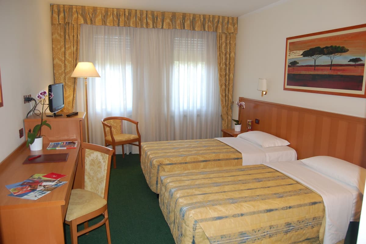 Een minibar, een bureau, verduisterende gordijnen, geluiddichte muren