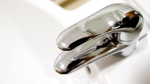 A close-up of a chrome faucet on a white sink. - Hotel Galant (Venaria Reale)