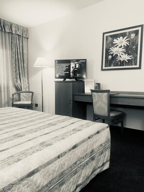 Superior Double Room | Minibar, desk, blackout drapes, soundproofing