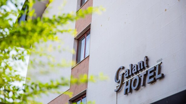 The exterior of a building with a sign that reads "Galant Hotel". - Hotel Galant (Venaria Reale)