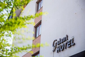 Exterior de um edifício com uma placa que diz 'Galant Hotel'.