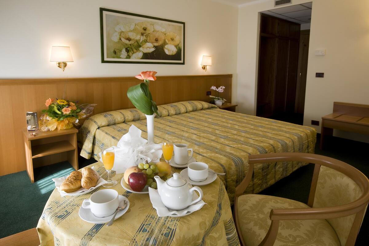 Minibar, bàn, màn/rèm cản sáng, phòng cách âm 