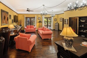 Studio Suite, 1 giường cỡ king | Khu phòng khách | TV màn hình phẳng 