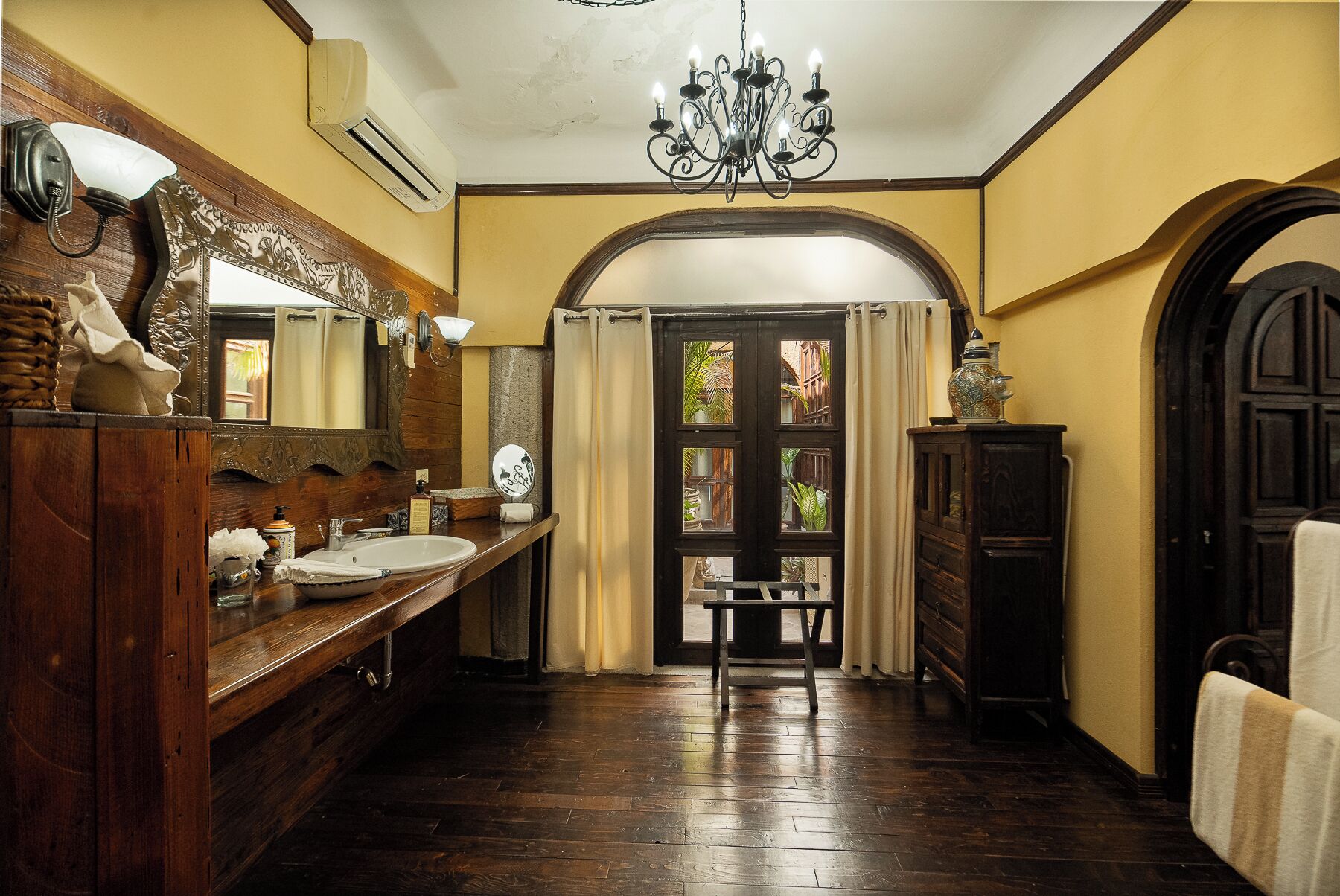 junior suite, 1 king bed | bathroom | shower, free toiletries, hair dryer, bathrobes