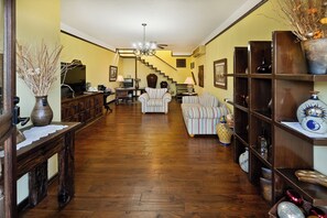 Suite monolocale, 1 letto king | Area soggiorno | TV a schermo piatto