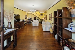 Suite monolocale, 1 letto king | Area soggiorno | TV a schermo piatto