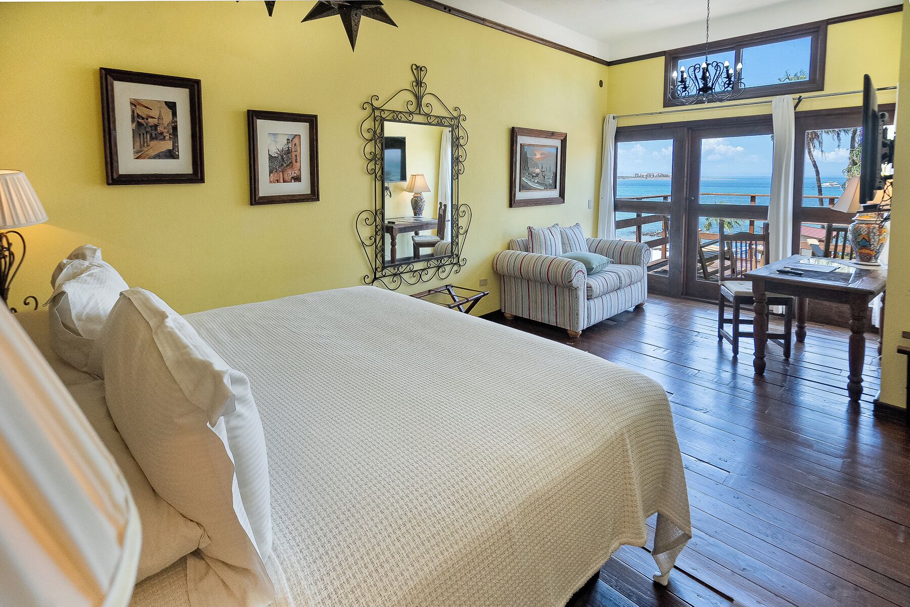 suite, 1 king bed | 1 bedroom, minibar, in-room safe, individually furnished