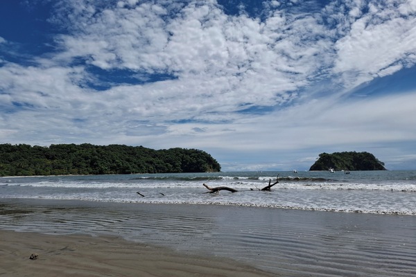 Beach nearby, white sand, sun loungers, beach towels