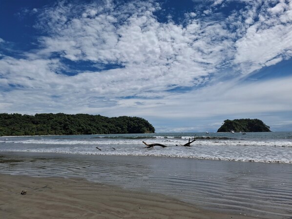 Beach nearby, white sand, sun-loungers, beach towels