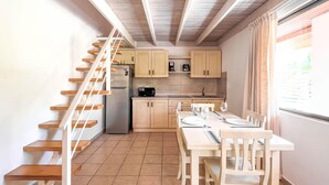 Villa – superior, 2 soverom | Eget kjøkken | Espressomaskin, kjøleskap, mikrobølgeovn og brødrister