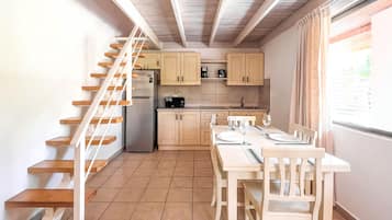 Villa Supérieure, 2 chambres | Cuisine privée | Grand réfrigérateur, micro-ondes, machine à expresso, grille-pain
