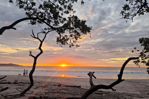 Am Strand, Liegestühle, Strandtücher, Massagen am Strand