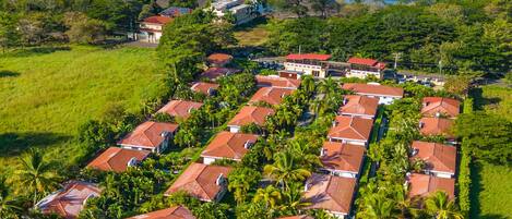 Vista frontal de la propiedad