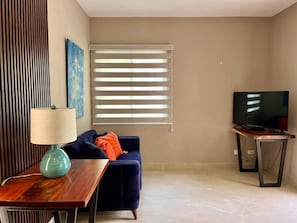 スーペリア アパートメント | リビング エリア | 21 インチのテレビ (ケーブル放送視聴可)