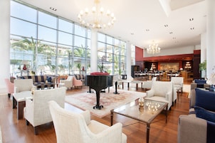 3 bares y 1 salón en el vestíbulo