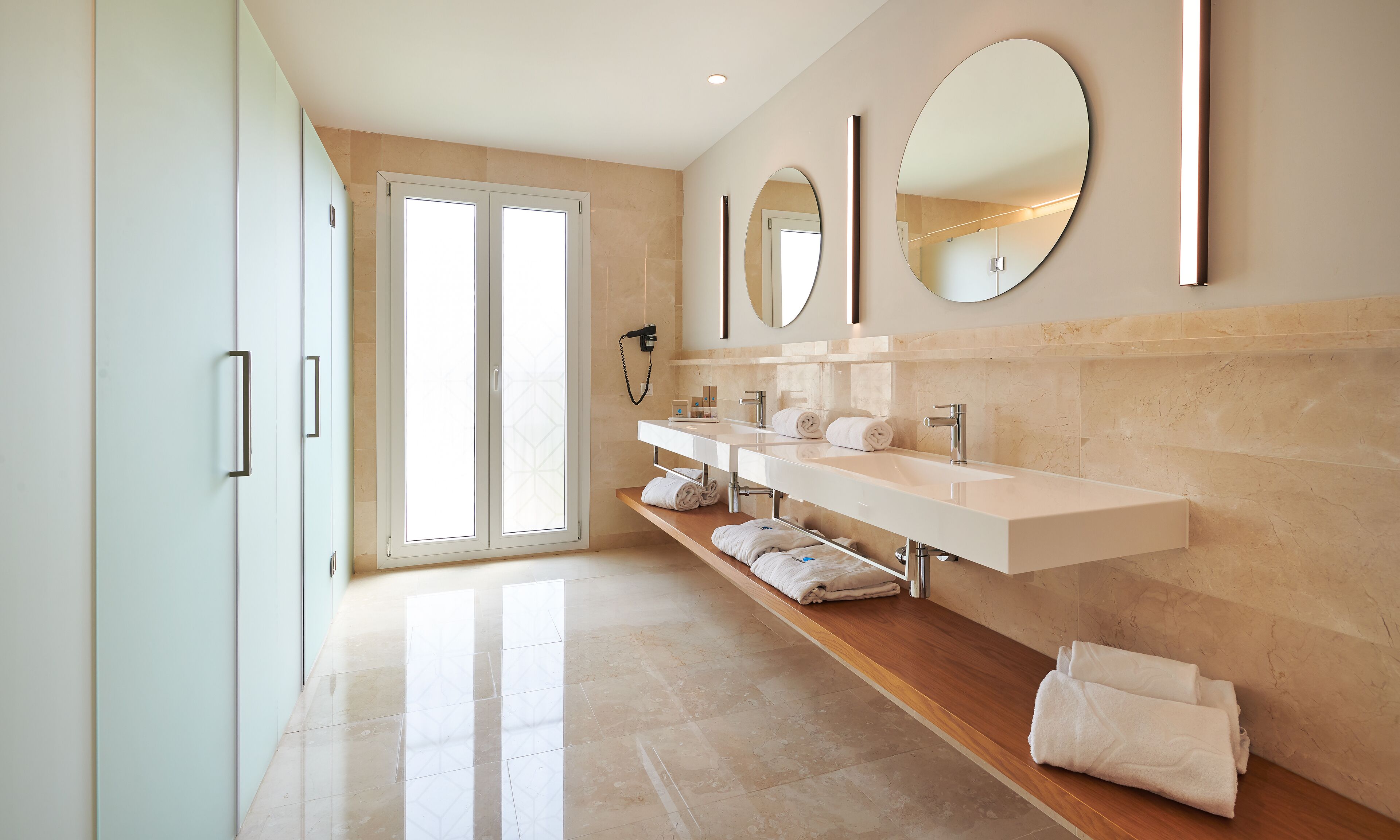 grand suite prestige (2 adults) | bathroom | shower, free toiletries, hair dryer, bathrobes