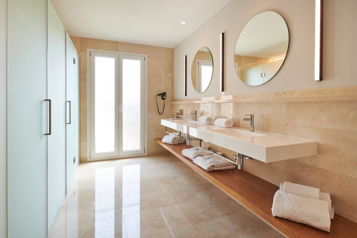 grand suite prestige (2 adults) | bathroom | shower, free toiletries, hair dryer, bathrobes