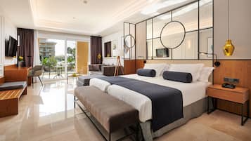 Selimut bulu angsa, minibar, brankas, dan meja kerja