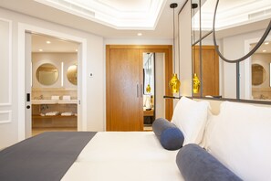 Svit (Prestige) (2 adults) | Duntäcken, minibar, värdeförvaringsskåp på rummet och skrivbord