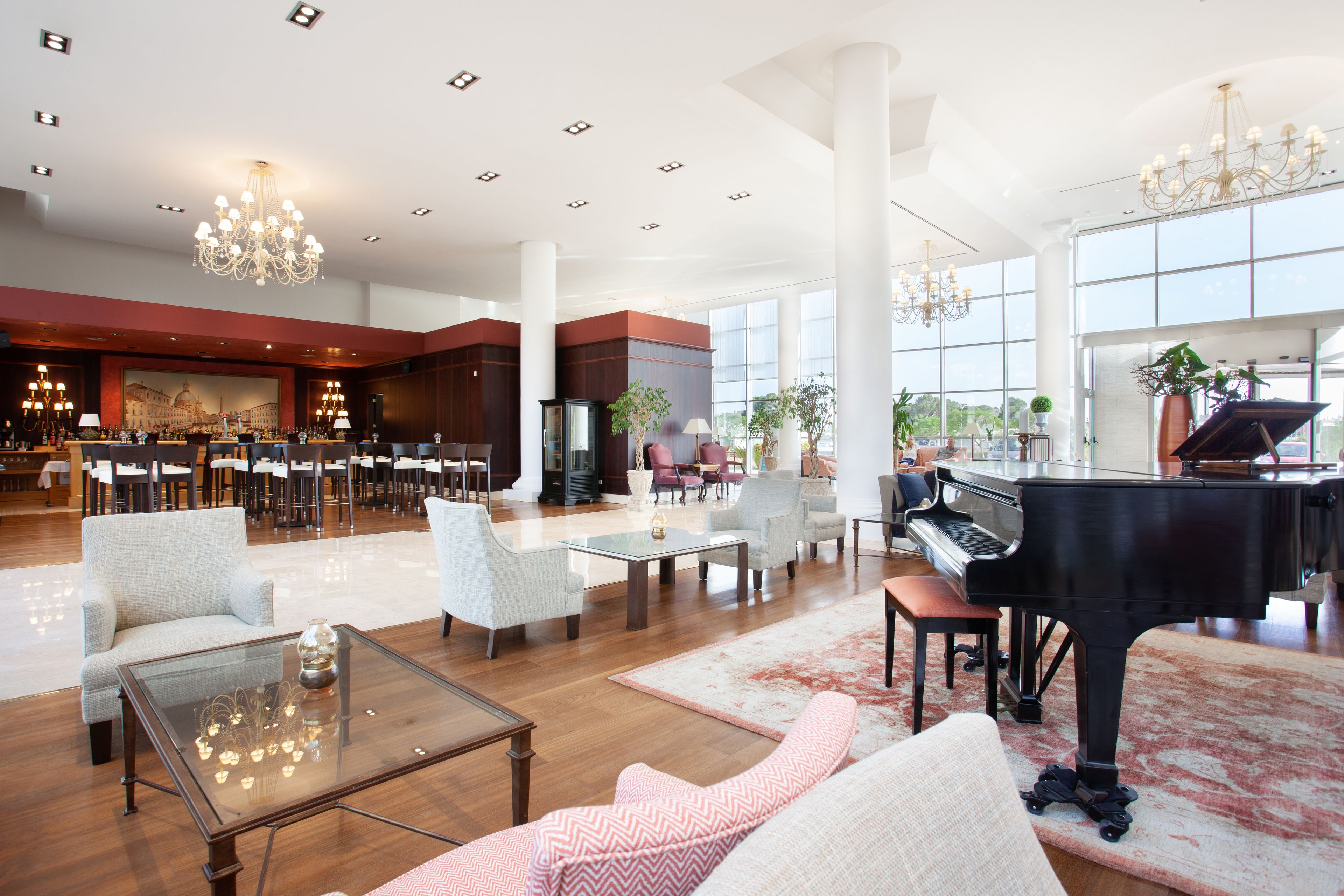 3 bars/lounges, lobby lounge