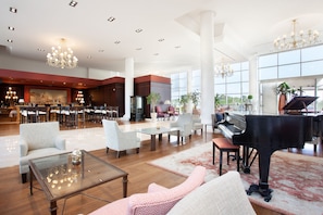 3 Bars/Lounges, Lobby-Lounge