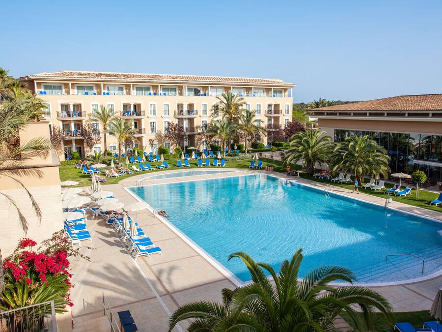 Piscine couverte, piscine extérieure, parasols de plage, chaises longues