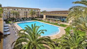 Piscine couverte, piscine extérieure, parasols de plage, chaises longues