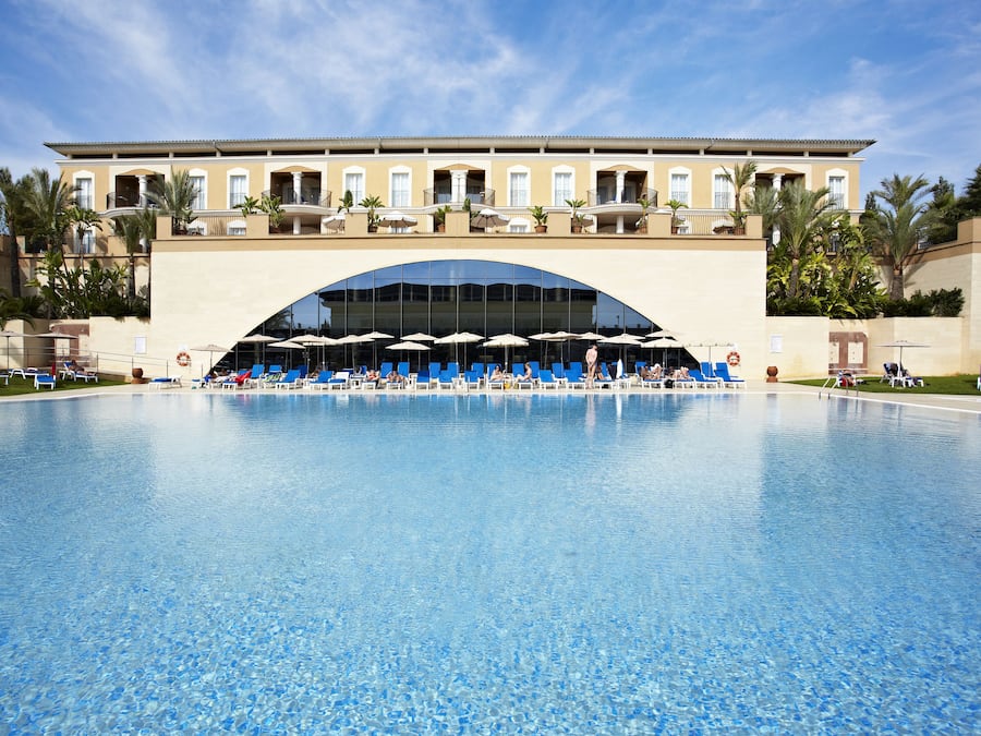 Piscine couverte, piscine extérieure, parasols de plage, chaises longues