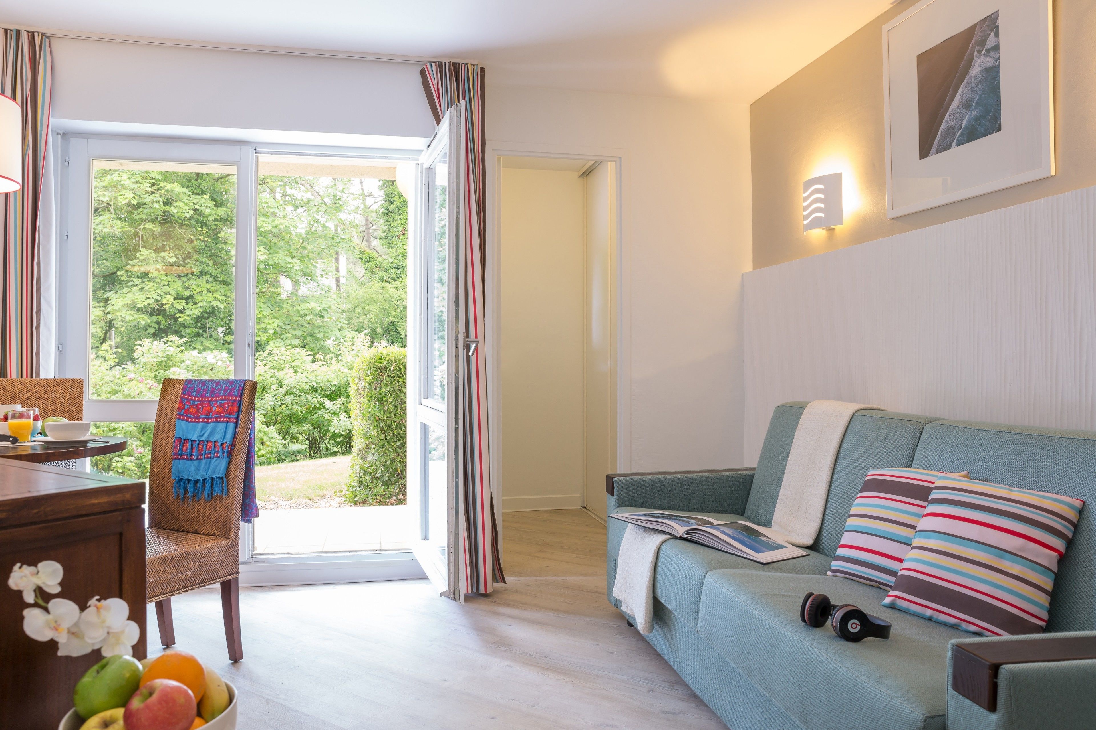 TV layar datar dan buku