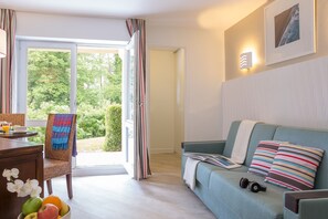 Flat-screen TV, books - Pierre & Vacances Résidence Les Jardins de la Côte d'Opale (Le Touquet-Paris-Plage)