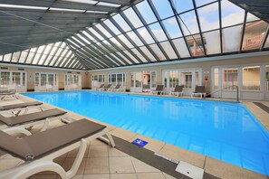 Piscine intérieure, chaises longues
