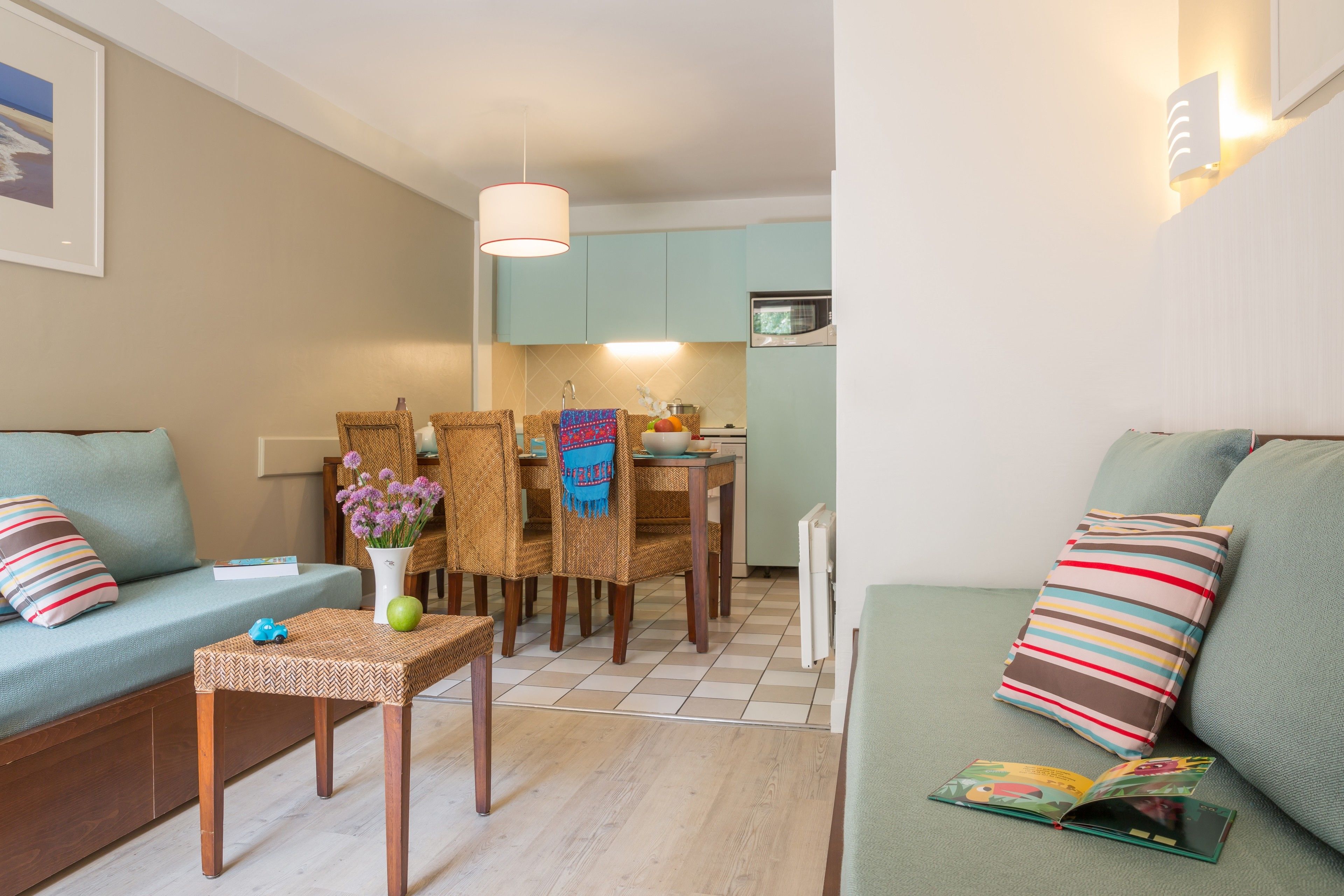 Apartamento, 1 habitación, balcón | Zona de estar | Una televisión de pantalla plana, libros